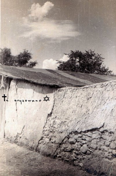 Jędrzejów. O muro do cemitério em ul. Kielecka. Durante a ocupação alemã, local de inúmeras execuções de poloneses e judeus de Tadeusz Przypkowski