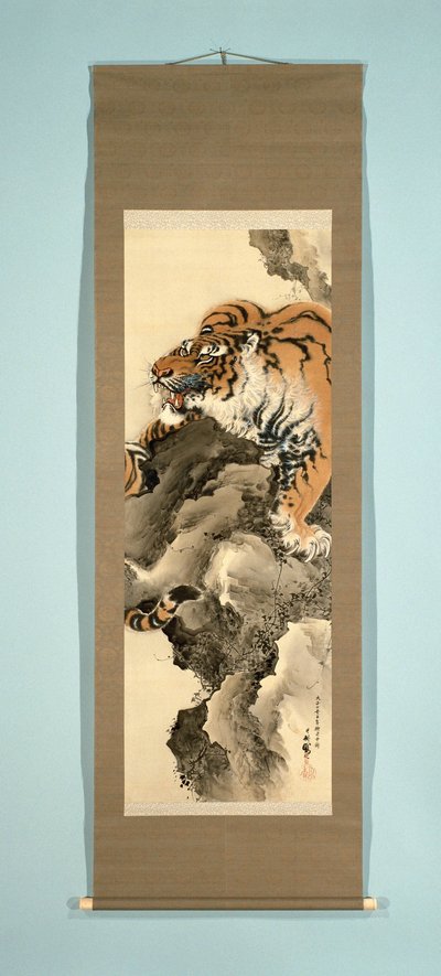 Pintura de pergaminho pendurado representando um tigre em uma rocha de Tanaka Gekko