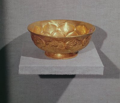 Bacia decorada com pétalas de lótus em relevo (ouro) de Tang Dynasty Chinese School