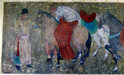 Arte chinesa: "dois palefreniers conduzindo quatro cavalos num estábulo imperioso" Detalhe de um fragmento de um pergaminho de seda atribuído a Han Kan, pintor da corte do Imperador Hiuan tsong (712-756). Período Tang. Dim. 50x141 cm Paris musee Cernuschi de Tang Dynasty Chinese School