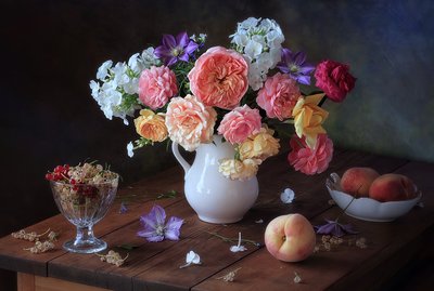 Natureza morta floral com pêssegos de Tatyana Skorokhod