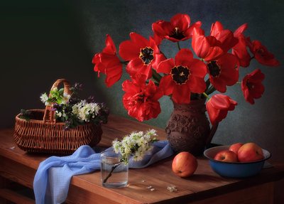 Natureza morta com tulipas vermelhas no campo de Tatyana Skorokhod