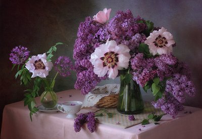 Flores de peónia lilás na primavera de Tatyana Skorokhod
