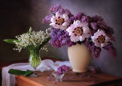 Lilases e peónias da primavera de Tatyana Skorokhod