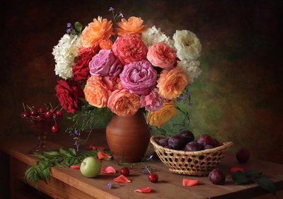 Rosas vibrantes e fruta fresca de Tatyana Skorokhod