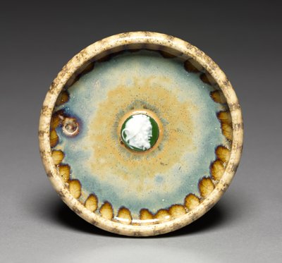 Prato com Camafeu Branco e Verde, c.1895 (grés e porcelana) de Taxile Maximin Doat