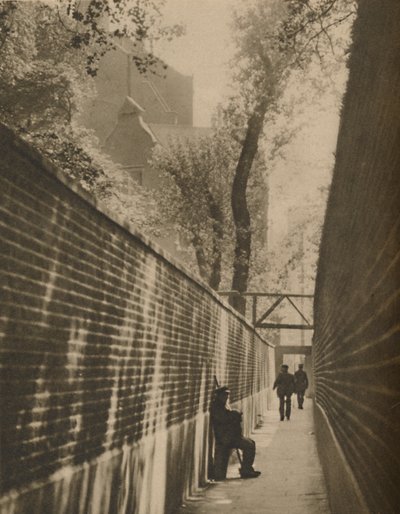 Em Lansdowne Passage, onde um ladrão de estradas galopou uma vez por sua vida, c1935. de Taylor