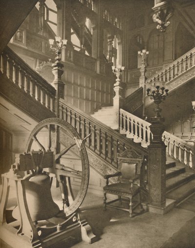 Magnífica escadaria de mercearias Hall e o grande sino flamengo chamado Martin, c1935. de Taylor