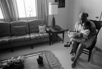 Mulher afro-americana e criança numa nova habitação de baixos rendimentos na zona rural da Virgínia. de Ted Spiegel