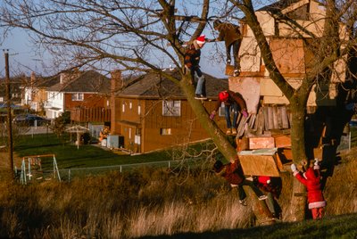 Crianças numa elaborada casa na árvore, Kansas City de Ted Spiegel