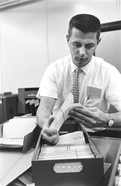 O operador de computador Don Murray a trabalhar com o primeiro computador digital da IBM que utilizava... de Ted Spiegel