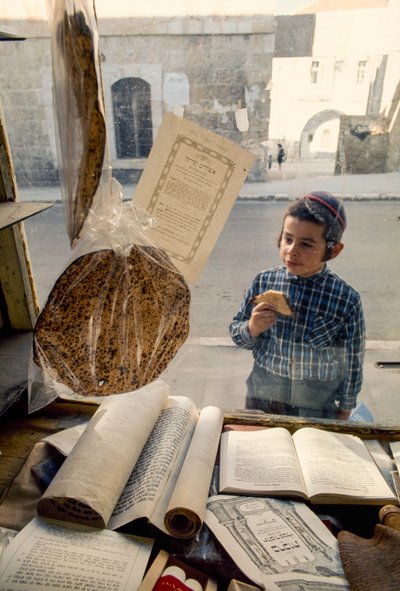 Um rapaz judeu conservador a comer um bolo entra numa livraria religiosa. de Ted Spiegel
