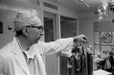 Dr. Michael DeBakey, cirurgião cardiovascular, no Texas Medical Center. de Ted Spiegel