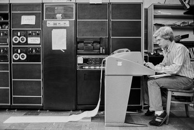 Programas de educação financiados pelo Gabinete de Avaliação Tecnológica, agência federal, para... de Ted Spiegel