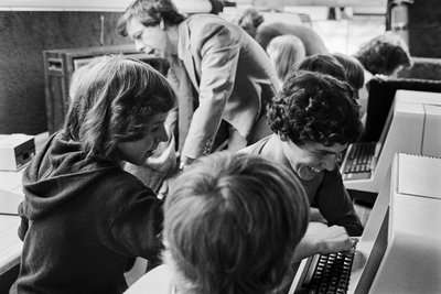 Programas de educação financiados pelo Gabinete de Avaliação Tecnológica, agência federal, para... de Ted Spiegel