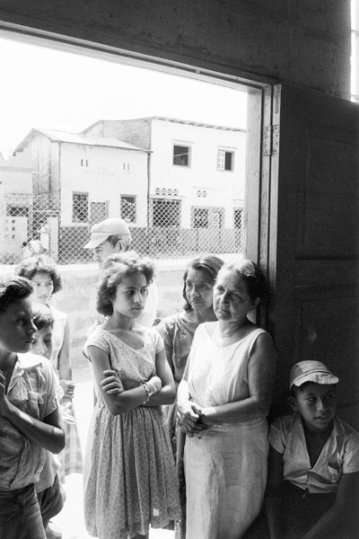 Mulheres equatorianas aguardam ansiosamente por reuniões com o pessoal médico do hospital... de Ted Spiegel