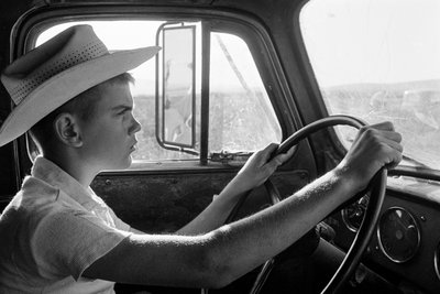 O agricultor familiar Ed Ker, do Rancho A.M. Ker, é um agricultor rural que cultiva alfafa... de Ted Spiegel