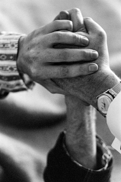 Mãos de um paciente e de um médico durante um tratamento com LSD. Experiências com LSD pelo Dr. J.... de Ted Spiegel