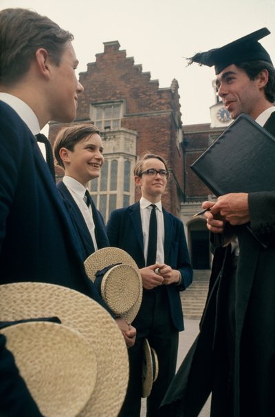 Alunos de Harrow consultam um professor em frente à sua escola. de Ted Spiegel