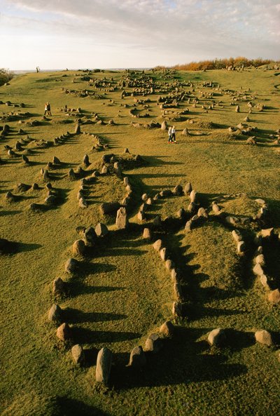 Marcas de pedra em forma de casco colocadas pelos Vikings pontuam um antigo cemitério na Dinamarca. de Ted Spiegel