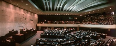 Sessão do Knesset israelita dirigida pelo Presidente de Israel David Ben-Gurion. Jerusalém. de Ted Spiegel