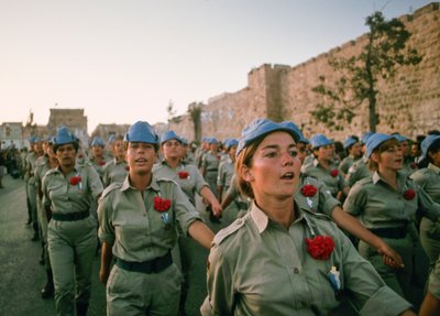 Soldados israelitas marcham ao longo das muralhas da Cidade Velha de Jerusalém, numa re... de Ted Spiegel