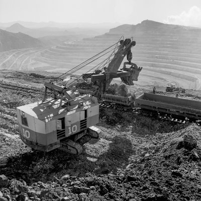 Carregamento de minério de cobre na mina de Morenci para a fundição Phelps Dodge Smelter Douglas Arizona,... de Ted Spiegel