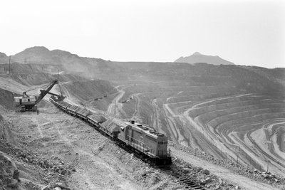 Carregamento de minério de cobre na mina de Morenci para a fundição Phelps Dodge Smelter Douglas Arizona,... de Ted Spiegel