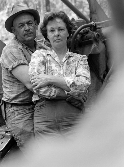 Homem e mulher, marido e mulher, abraçam-se e relaxam no final do dia de trabalho de Ted Spiegel