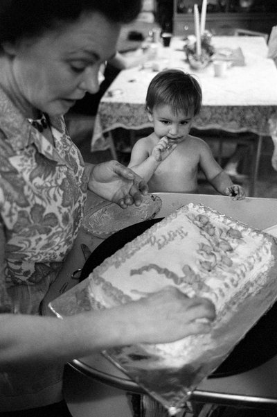 Mildred Cooper, uma camionista, decora um bolo de aniversário para um dos seus netos de Ted Spiegel