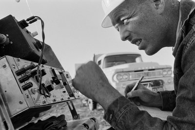 Mineralogista estuda dados na mina de Morenci para a Phelps Dodge Smelter Douglas Arizona de Ted Spiegel