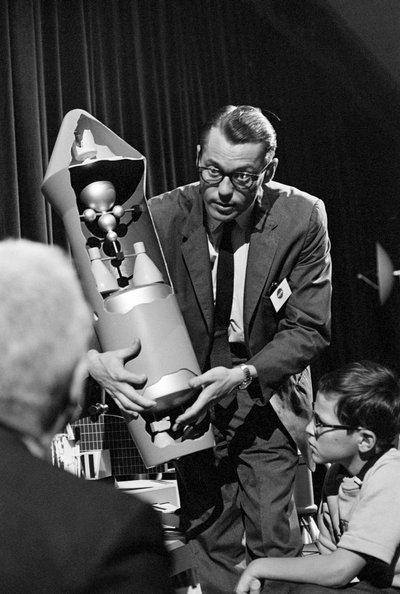 Engenheiro da NASA explica e mostra o mecanismo interno de um foguetão na Feira Mundial de Seattle de Ted Spiegel