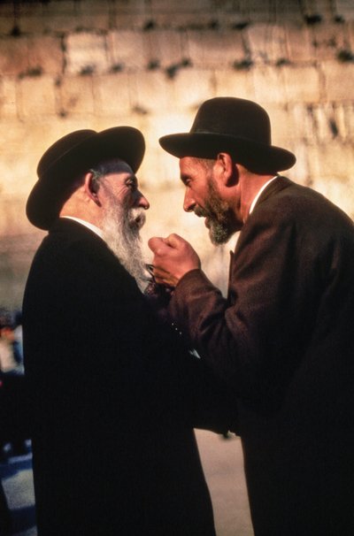 Judeus hassídicos ortodoxos discutem os pormenores da lei no Muro das Lamentações... de Ted Spiegel