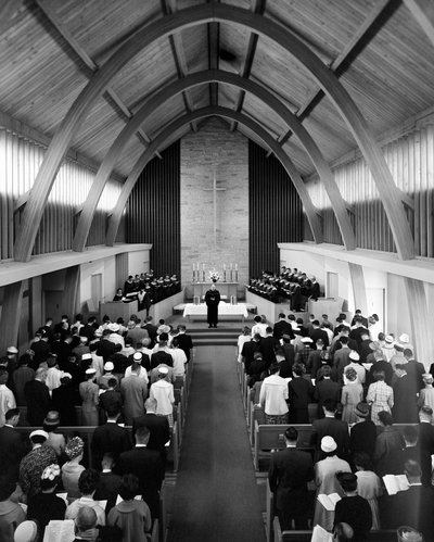 O reverendo dirige-se à congregação durante o serviço dominical na First Congregational Churc... de Ted Spiegel