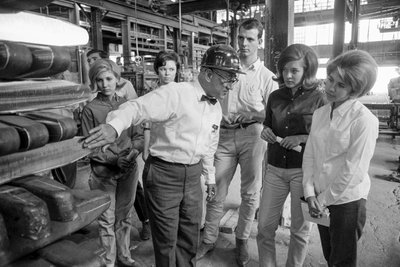 Estudantes numa visita à refinaria de cobre Phelps Dodge em El Paso. Processamento de cobre na... de Ted Spiegel