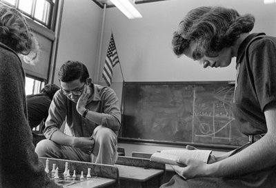 Alunos a jogar xadrez e a ler na Escola Secundária Ames A. Garfield, uma escola pública urbana... de Ted Spiegel