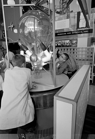 Os visitantes da Feira Mundial de Seattle de 1962 admiram uma exposição de ciência. de Ted Spiegel