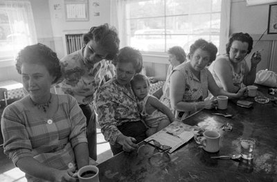 Mulheres ao balcão conversam durante o pequeno-almoço num restaurante no Oregon de Ted Spiegel