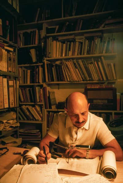 Yigael Yadin, arqueólogo, soldado e político israelita, examina uma cópia do templo... de Ted Spiegel