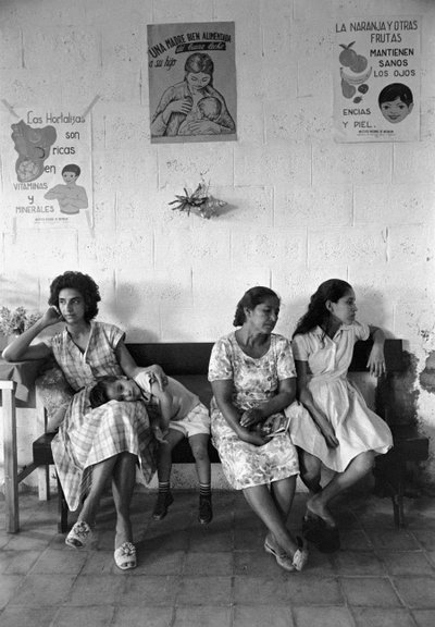 Jovens mães equatorianas à espera de aconselhamento no navio-hospital SS Hope de Ted Spiegel