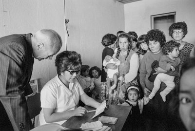 Jovens mães com crianças e bebés que visitam uma clínica de Santiago para se informarem sobre a bi... de Ted Spiegel