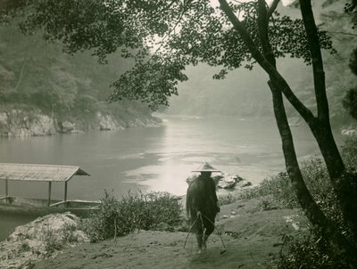 Pescador junto ao rio Hozu, distrito de Arashiyama, Quioto, cerca de 1900 - 1915 (fotografia) de Teijiro Takagi