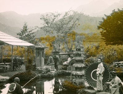 Dia de pesca no jardim Dainichi - Do em Nikko cerca de 1900 - 1915 (fotografia) de Teijiro Takagi