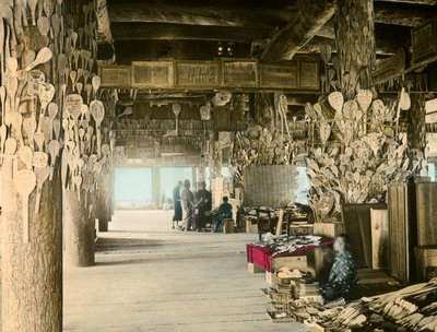 Vendedor de colheres de arroz no Pavilhão dos Mil Tatami, Miyajima, cerca de 1900 - 1915 (fotografia) de Teijiro Takagi
