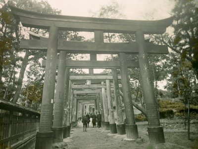 Torii no santuário Inari de Quioto, cerca de 1900 - 1915 (fotografia) de Teijiro Takagi