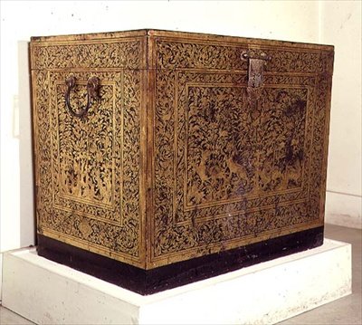 Cofre de laca preta com decoração dourada, possivelmente caixa das escrituras budistas, feita em Ayudhya, Tailândia de Thai School