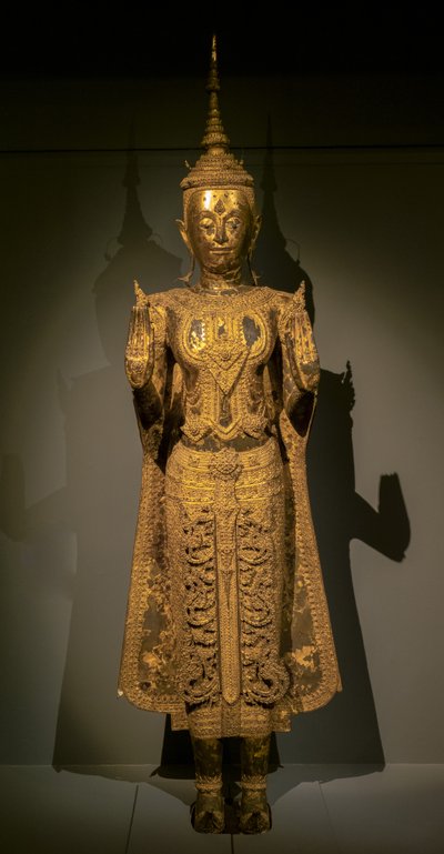 Desfile de Buda fazendo o gesto da ausência de medo das duas mãos de Thai School