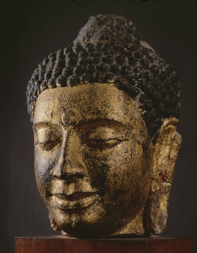 Cabeça de Buda gigante com os olhos fechados, estilo Srivijaya de Thai School