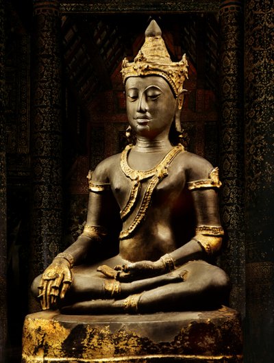 Lanna Buddha adornado com regalia de Thai School