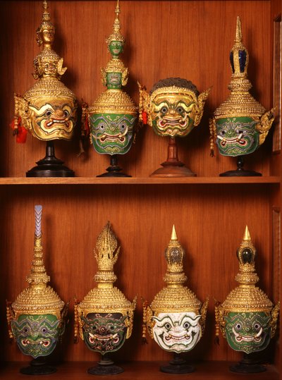 Máscaras para o teatro Khon (cerâmica e metal) de Thai School